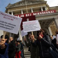 Djelatnici u kulturi održali prosvjed ispred HNK i upravne zgrade Grada Rijeke