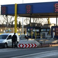 Policija blokirala cestu te provjerava vozila na naplatnoj postaji Lučko (2)