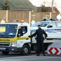 Policija blokirala cestu te provjerava vozila na naplatnoj postaji Lučko (5)