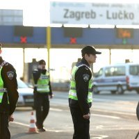 Policija blokirala cestu te provjerava vozila na naplatnoj postaji Lučko (7)