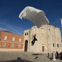 Djedovi Mrazovi sletjeli u Zadar (11)