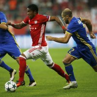 Bayern Munich v FC Rostov - Douglas Costa (C) i Aleksandr Erokhin, Timofei Kalachev