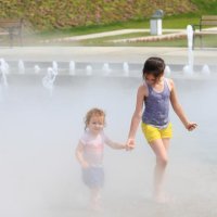Djeca se kupaju u fontanama u Zagrebu (1)