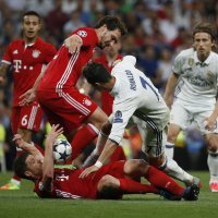 Modrić gleda borbu Ronalda s Hummelsom i Xabi Alonsom