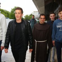 Krizmanici sa fra. Tomislavom Krstićem