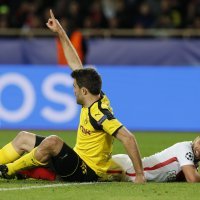 Sokratis Papastathopoulos i Radamel Falcao