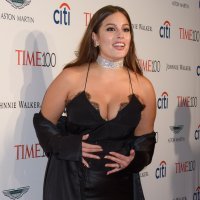 Ashley Graham istaknula obline u satenskoj crnoj haljini