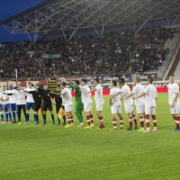 Igrači obje momčadi s majicama na kojima piše Respect