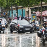 Emmanuel Macron u modelu DS 7 Crossback