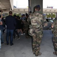 Policija na aerodromu u Nici