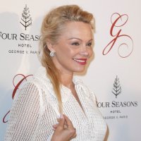 Pamela Anderson u bijelom