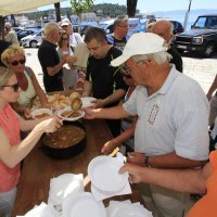 Hloverka Novak Srzić u Makarskoj je častila građane