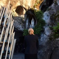 Predsjednica s vojskom obišla Lourdes