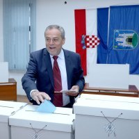 Milan Bandić glasovao odmah po otvaranju birališta