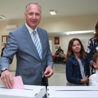 Split: Andro Krstulović Opara na glasovanje stigao u društvu supruge i djece