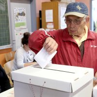Zagreb - Građani na glasovanju za lokalne izbore u Mjesnom odboru Samoborček