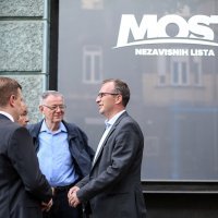 Kandidat Mosta Marko Sladoljev dočekuje goste ispred svog stožera