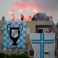 Navijači Rijeke s obližnje zgrade napravili bakljadu