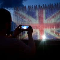 Zagrebačke fontane u znak sjećanja na žrtve napada u Manchesteru dobile su obrise zastave Velike Britanije