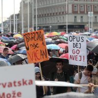 Prosvjednici s transparentima