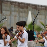 Koncert 'Srušite taj zid' na američko-meksičkoj granici
