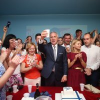 Andro Krstulović Opara uz pjesmu i šampanjac slavio u svom stožeru