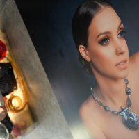 Lampa od stakla djelo Paola Veninija i zaštitno lice kampanje ELKANA Hana Huljić