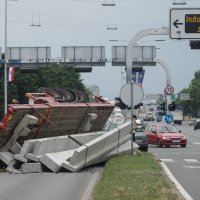 Prevrnula se prikolica betonskim blokovima