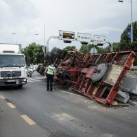 Prevrnula se prikolica betonskim blokovima