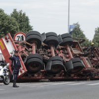 Prevrnula se prikolica betonskim blokovima