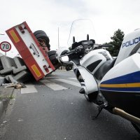 Prevrnula se prikolica betonskim blokovima