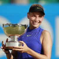 Donna Vekić s peharom u Nottinghamu