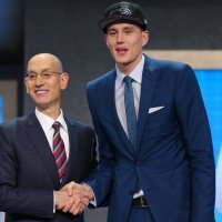 Anzejs Pasecniks i Adam Silver