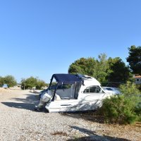 Jadrija: Gliser izletio na plažu i razbio automobil