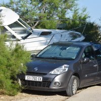 Jadrija: Gliser izletio na plažu i razbio automobil