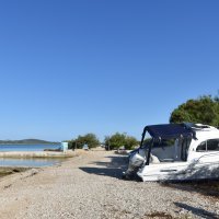 Jadrija: Gliser izletio na plažu i razbio automobil