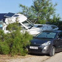 Jadrija: Gliser izletio na plažu i razbio automobil