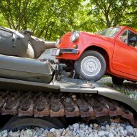 Osijek: Spomenik crvenom fići koji gazi tenk JNA