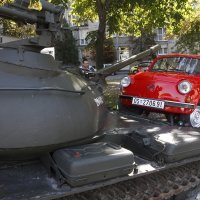 Osijek: Spomenik crvenom fići koji gazi tenk JNA