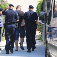 Policija privodi osumnjičene suce i sportske djelatnike uhićene u Slavonskom Brodu (4)