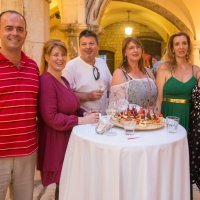 Članovi kazališne družine Kolarin s Jelenom Marzić i Darijom Mikulandrom