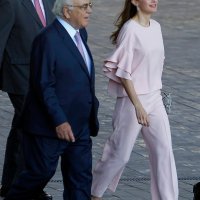 Kraljica Letizia izgleda odlično u Zarinim hlačama i bluzi