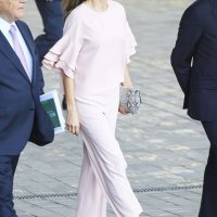 Kraljica Letizia izgleda odlično u Zarinim hlačama i bluzi