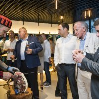 Zastupnik Ivan Šuker i ministar Oleg Butković na degustaciji pršuta