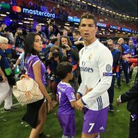 Cristiano Ronaldo i Georgina Rodriguez sa Cristianom Ronaldom Juniorom