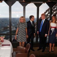 Bračni parovi Trump i Macron večerali su u restoranu Jules Verne u pariškom Eiffelovom tornju. Večeru u šest slijedova pripremio je chef Alain Degrasse, a jele su se francuske paštete, sirevi, goveđi file u tartufima te topli sorbet od jagode i jogurta.
