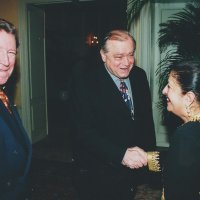 Veleposlanica Kuvajta Nabeela Al-Mulla i austrijski diplomat  Walter Goetz u veleposlanstvu RH, Beč 2002.