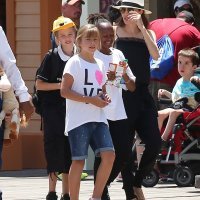 Angelina Jolie s djecom u zabavnom parku