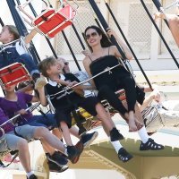 Angelina Jolie s djecom u zabavnom parku