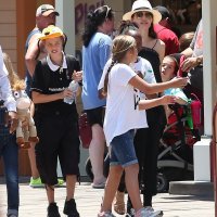 Angelina Jolie s djecom u zabavnom parku